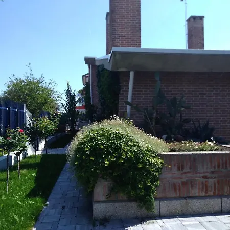 And Sail לינה וארוחת בוקר 3*